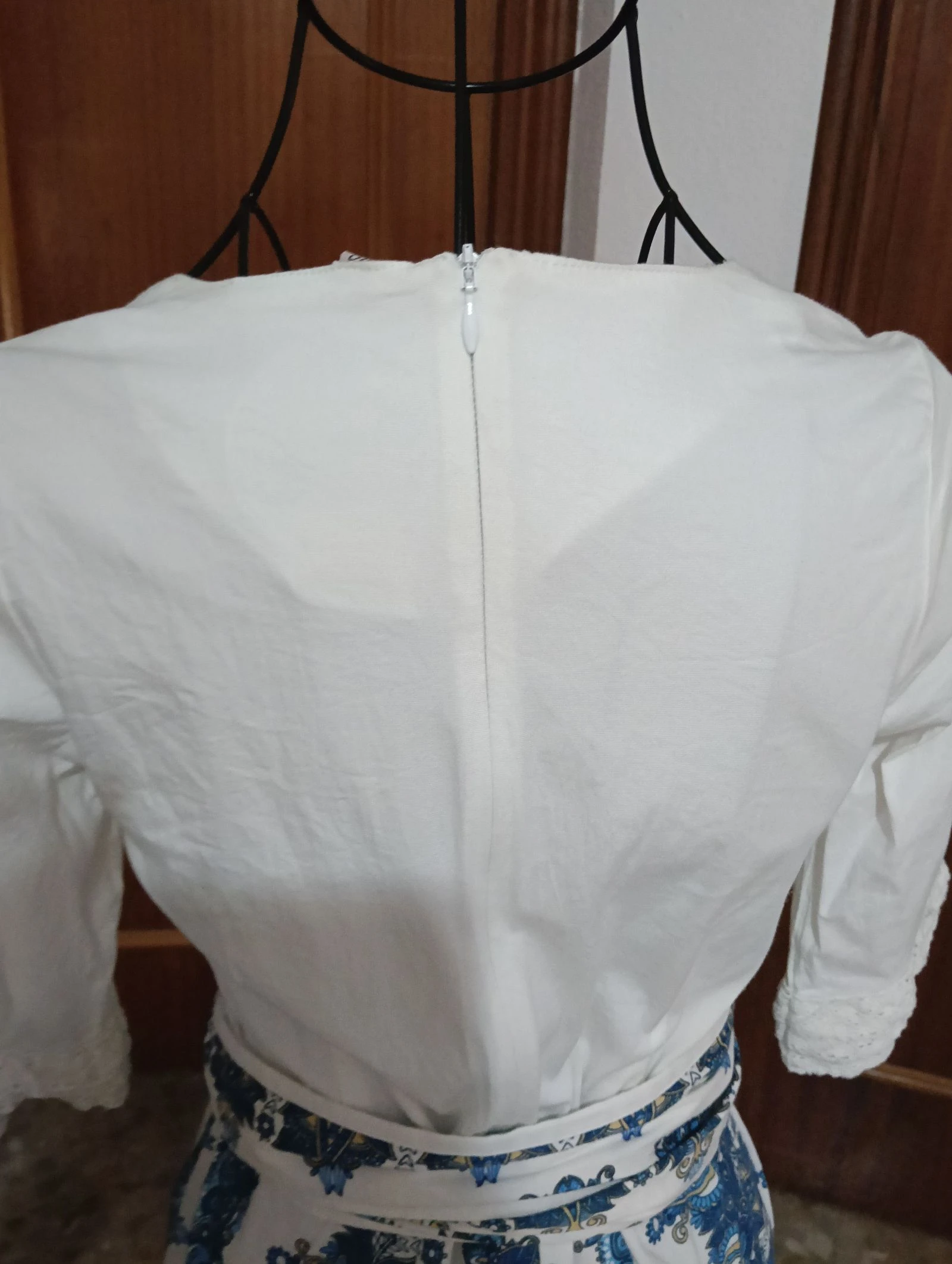Witte blousejurk met kant, bedrukte rok en bijpassende riem – photo 15